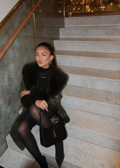 Fashion outfit date night look leather trench coat faux fur Saint Laurent stilettos Elegantes Party Outfit, Winter Night Outfit, Dinner Outfit Winter, Night Outfits Winter, Winter Date Night Outfits, First Date Outfits, New York Outfits, Outfit Invierno, Cold Outfits