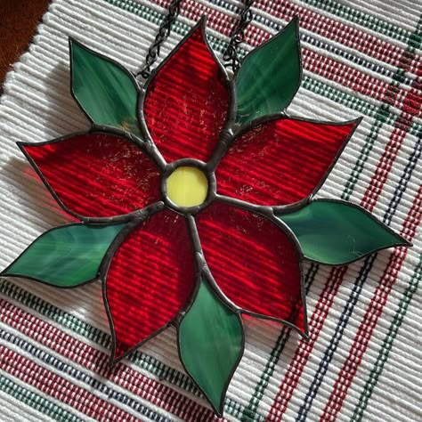 Glass Poinsettia, Christmas Mosaics, L'art Du Vitrail, Stained Glass Studio, Stained Glass Patterns Free, Suncatcher Window, Glass Christmas Decorations, Glass Window Art, Mosaic Stained