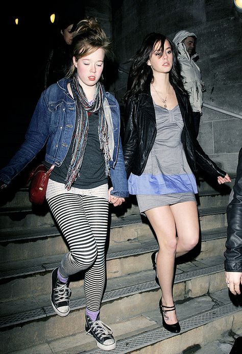 Kaya Scoderlario and Lisa Backwell (Pandora and Effy) Avril Lavigne Outfits 2000s, Avril Lavigne Iconic Outfits, Tokio Hotel And Avril Lavigne, Avril Lavigne Outfits Punk, Avril Lavigne Style Punk, Cassie Skins, Skin Aesthetics, Skins Uk, Famous Celebrities