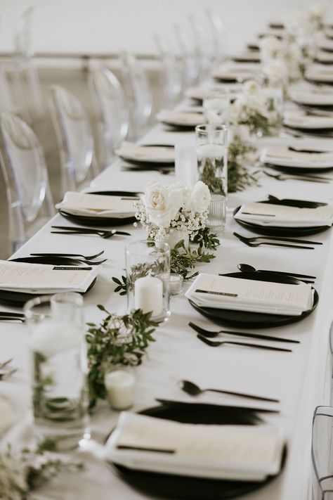 Black White Table Setting, Black Wedding Table Setting, Black And White Wedding Reception, White Wedding Table Decor, White Wedding Table Setting, Black Wedding Table, Minimalist Wedding Reception, Reception Table Design, White Wedding Reception