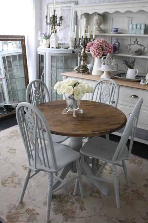 Cute little table and chairs!  Photo taken from 'Fifi Chic'. Shabby Chic Kitchen Table, Dining Room Table And Chairs, Shabby Chic Dining Room, Chic Dining Room, Shabby Chic Dining, Shabby Chic Living Room, Shabby Chic Dresser, Chic Living Room, Chic Kitchen