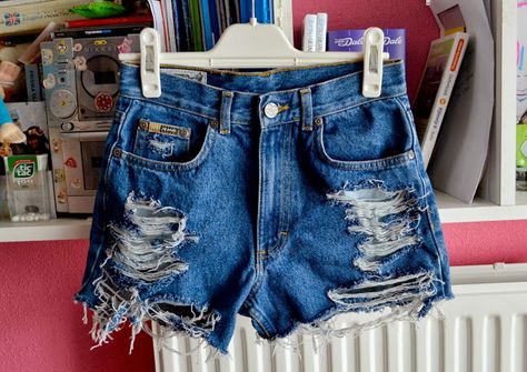 Ripped Shorts Diy, Jeans To Shorts Diy, Diy Jeans Ideas, Diy Cutoffs, Diy Denim Shorts, Diy Jean Shorts, Diy Distressed Jeans, Distressing Jeans, Diy Ripped Jeans