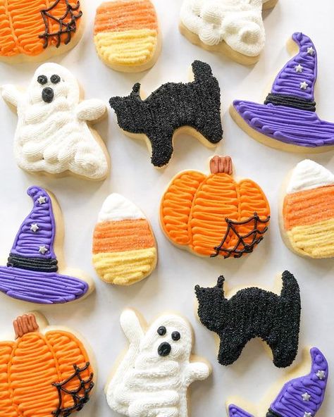 Halloween Cookies Sugar Cookie, Cute Halloween Decorated Cookies, Buttercream Frosted Halloween Cookies, Halloween Frosted Sugar Cookies, Halloween Decorative Cookies, Halloween Cookies Buttercream, Cookies Icing Designs, Halloween Sugar Cookies Buttercream, Decorated Halloween Sugar Cookies