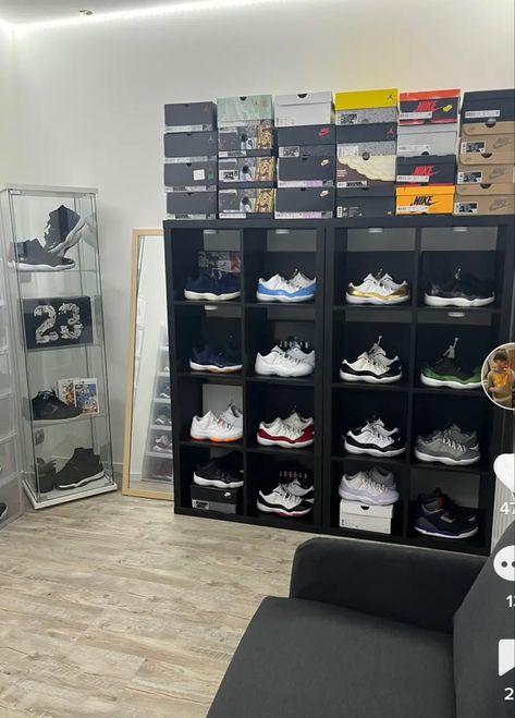 Gamer Boy Room Ideas, Bedroom With Mirror, Sneakerhead Bedroom, Sneaker Wall, Shoe Rotation, Sneakerhead Room, Hypebeast Room, Shoe Room, Apartment Living Room Design