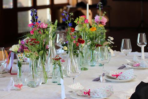 Schöne Tischdeko mit verschiedenen Wiesenblumen gesteckt in unterschiedliche Flaschen. #tischdeko #tabledecor #weddingdecor Modern Cottage Style, Country Bathroom Decor, Most Beautiful Gardens, White Nail Designs, Meadow Flowers, Party Photo Booth, Birthday Flowers, Rustic Elegance, Beautiful Table