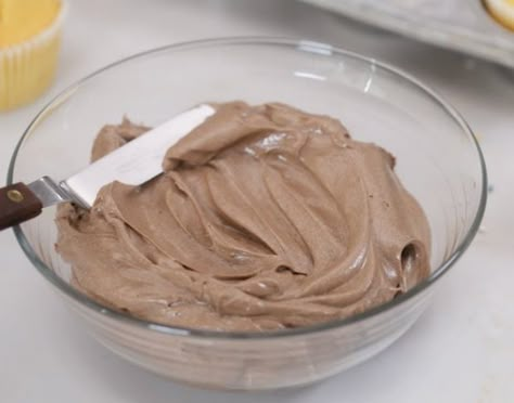 Receta de Crema Moka o Crema de cafe, es una crema dulce deliciosa y con un delicado sabor a cafe, es una crema que puede ser utiliza para rellenar o decorar tortas, bizcochuelos, tartas, cupcakes, etc.. How To Make Mocha, Creme Cupcake, Mocha Buttercream, Spanish Bread, Modern Bakery, Icing Frosting, Frosting Tips, Cheesecake Cupcakes, Buttercream Recipe