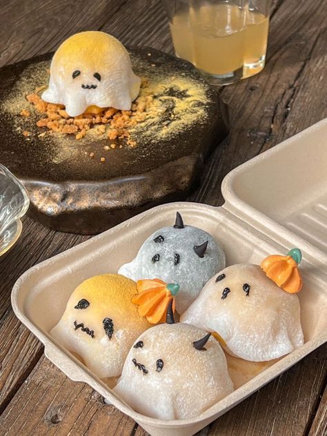 Halloween Tea Party, Aesthetic Desserts, Spooky Food, Halloween Dessert, Food Artwork, Cute Donuts, Kawaii Cooking, Cute Snacks, Food Concept