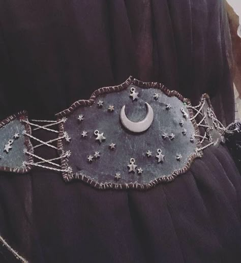 Witch Inspiration, Moon Belt, Strega Fashion, Dark Mori, Witch Fashion, Witchy Fashion, Fantasy Costumes, Witch Aesthetic, Witchy Woman