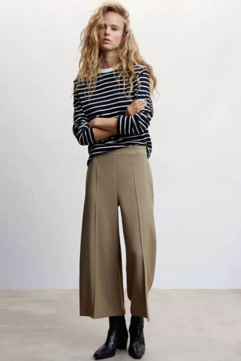 Wide Leg Cropped Pants With Boots, Wide Cropped Pants Outfit, Crop Pants With Ankle Boots, Wide Leg Pants With Boots, Cropped Pants With Boots, Cropped Trousers Outfit, Cropped Pants Winter, Boot Outfits Winter, Ankle Pants Outfit