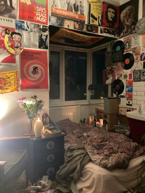 Kay Stratford Room, 90s Punk Bedroom, Asthmatic Room Ideas, Thought Daughter Room, Junos Room, Room Wall Ideas Aesthetic, Retro Room Ideas Bedroom, Kat Stratford Room, Kat Stratford Bedroom