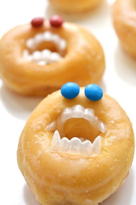 Donut Monsters! Halloween Potluck, Easy Halloween Snacks, Halloween Donuts, Halloween Breakfast, Fun Halloween Treats, Halloween Treats For Kids, Kid Friendly Halloween, Easy Halloween Food, Pumpkin Waffles