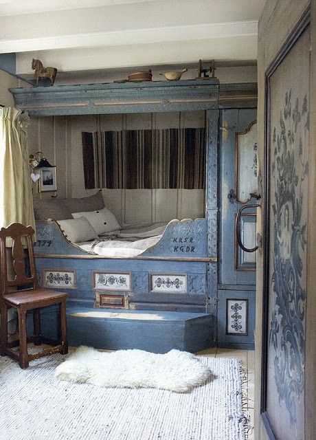 Scandinavian Folk: Obsession: Scandinavian Box Beds Alcove Bed, Norwegian House, Bed Nook, Swedish Cottage, Built In Bed, Country Interior, Interior Pictures, Box Bed, Blue Bedding