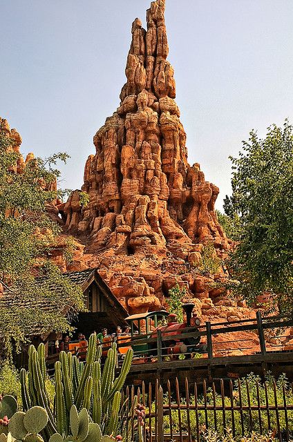 Disneyland Tattoo, Disney Landscape, Disneyland Frontierland, Big Thunder Mountain Railroad, Thunder Mountain Railroad, Disney World Aesthetic, Big Thunder Mountain, Disneyland Anaheim, Disneyland Rides