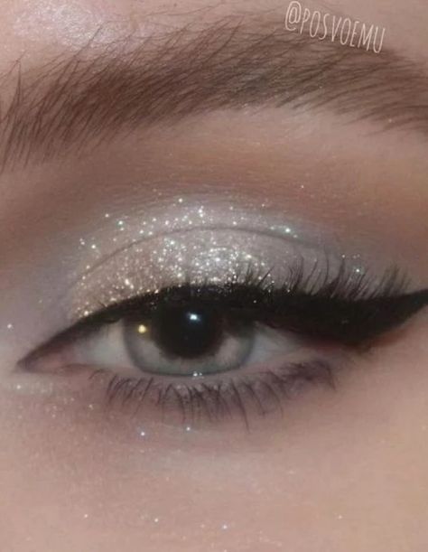 Silver Wedding Makeup Brides, Silver Sparkle Eyeshadow, Make Up With Silver Outfit, Quince Silver Makeup, Quinceanera Makeup Silver, Silver Makeup For Prom, Silver Makeup Looks Simple, Hoco Makeup Silver, Sliver Makeup Prom