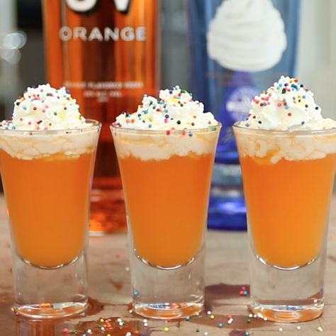 Orange Creamsicle Shots? Yeah, people, we went there! These creamy orange dessert shooters combine orange vodka, whipped cream vodka, and orange soda, and are garnished with whipped cream and sprinkles for even more orange-flavored cocktail recipe amazingness. Cocktail Shots Recipes, Creamsicle Shots, Cuties Oranges, Fruity Shots, Shots Alcohol Recipes, Shooter Recipes, Orange Dessert, Dessert Shooters, Orange Vodka