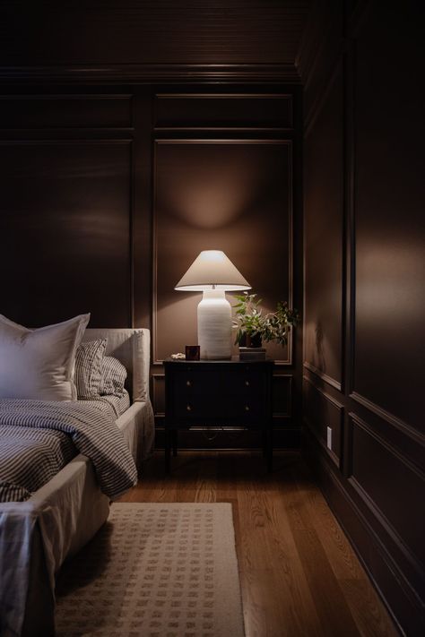 Dark Brown Bedrooms, Brown Rooms, Chris Loves Julia, Brown Bedroom, Brown Walls, Decoration Inspiration, Dream House Interior, Small Room Bedroom, Night Stand