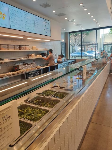 Food Display Restaurant, Restaurant Food Display Counter, Restaurant Storage Ideas, Hot Food Display Counter, Counter Service Restaurant Design, Small Modern Restaurant Design, Salad Restaurant Interior, Poke Restaurant Design, Healthy Restaurant Design