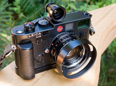 Leica Digital Camera, Vintage Camera Aesthetic, Black And White Photography Ideas, Film Black And White, Nikon Camera Tips, Camera Crafts, Leica Q, Film Cam, Leica Photography