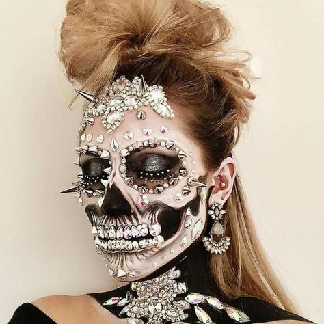 Skull makeup with jewels and spikes! Extreme Make-up, Halloween Costume Couple, Halloween Makeup Sugar Skull, Fantasy Make-up, Halloween Beauty, Skeleton Makeup, Special Fx Makeup, Amazing Halloween Makeup, Sugar Skull Makeup