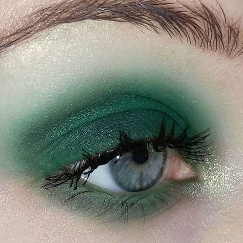 Sparkle Eye Makeup, Sleek Makeup, Nails Matte, Swag Makeup, Matte Green, Green Makeup, Makeup Aesthetic, Green Eyeshadow, Aesthetic Green