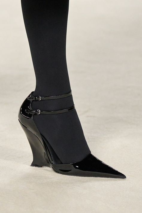 Walburga Black, Jung Somin, Fall 2023 Ready To Wear, 2023 Ready To Wear Collection, Dr Shoes, Pointy Heels, Runway Shoes, Shoes Heels Classy, 2023 Ready To Wear