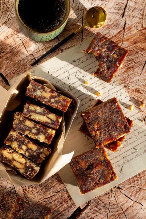 Easy Date Squares Recipe Date Squares Recipe, Date Biscuits, Date Square, Date Squares, Square Recipes, Best Christmas Recipes, Date Recipes, Digestive Biscuits, Baking Tins