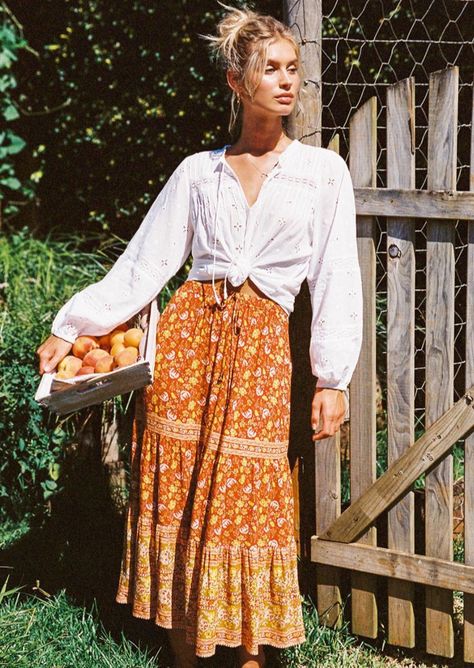 70s Skirt Outfit, 70s Fall Fashion, 70s Aesthetic Fashion, Teaching Fits, Flowy Outfits, Long Hippie Skirts, Floral Skirt Outfits, Nostalgic Beauty, Elegant Midi Skirt