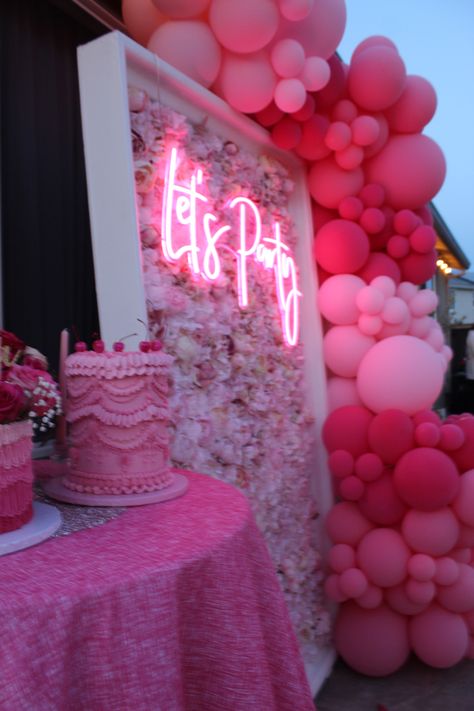 Sweet 16 Dinner Party, Sweet 16 Dinner, Pink Theme Party, Barbie Birthday Party Ideas, Pink Birthday Party Decorations, Pink Graduation Party, Sweet 16 Party Themes, Sweet 16 Party Decorations, Pink Party Theme