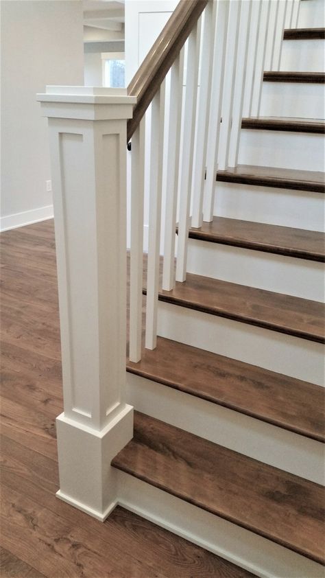 Stairs Design Traditional, Traditional Railings For Stairs, Stairs Newel Post, Traditional Farmhouse Staircase, Traditional Banister Ideas, Stairway Remodel Entryway, Staircase Banister Ideas Wood, Staircase Post Ideas, Stair Banister Ideas Wood