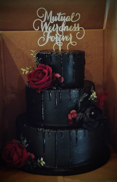 Halloween Wedding Cakes Elegant, Black Wedding Cake Designs, Black Burgundy And Gold Wedding Cake, 3 Tier Black Cake, Goth Wedding Cake Ideas, Simple Gothic Wedding Ideas, Goth Vow Renewal, October Spooky Wedding Ideas, Simple Black Wedding Cake