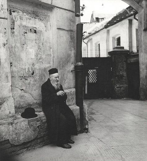 Vilna, Lithuania, 1939 - by Roman Vishniac (1897 – 1990), Russian/American Alfred Eisenstaedt, Gordon Parks, Jewish Culture, Great Photographers, Lost Art, Art Antique, Nature Animals, Vintage Photography, Lithuania