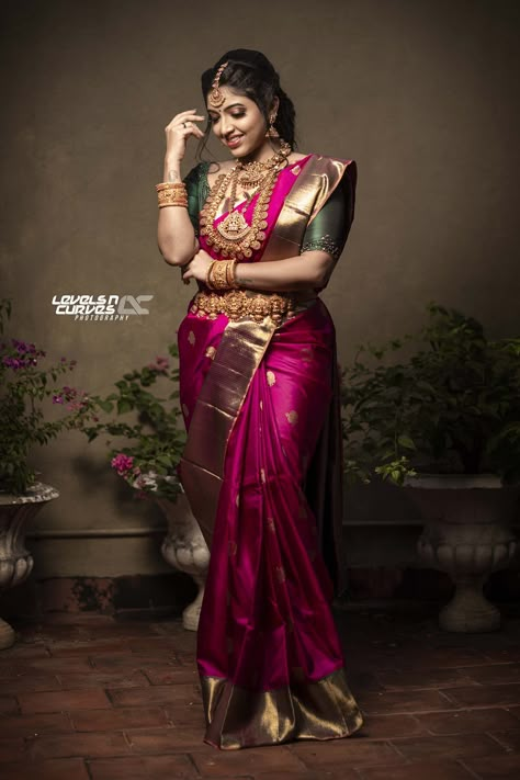 South Indian Wedding Saree, South Indian Bride Saree, Indian Bride Poses, Kanjivaram Sarees Silk, Bridal Sarees South Indian, Indian Bridal Sarees, Pattu Saree Blouse Designs, Wedding Saree Blouse Designs, Indian Bride Outfits