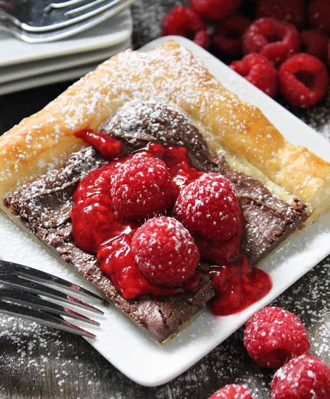 Easy Nutella Raspberry Tart ~ mixed dairy-free cr cheese in 1:1 ratio w nutella. Recommend keeping some raspberries out whole, they disintegrate in the sauce. Raspberry Tart Recipe, Nutella Raspberry, Chocolate Raspberry Tart, Nutella Puff Pastry, Raspberry Sauce Recipe, Puffed Pastry, Chocolate And Raspberry Tart, Raspberry Tart, Raspberry Tarts