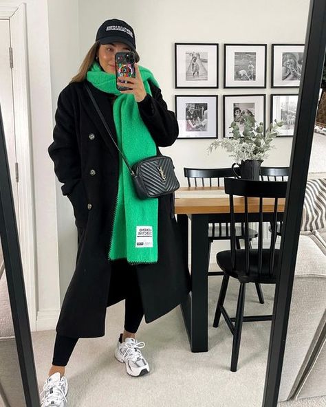 Sophie Westbrooke | Daily outfits on Instagram: "Pop of green 💚 Linked in stories/highlights Coat @pullandbear Scarf @asos" Bright Green Scarf Outfit, Green Scarf Outfit Winter, Boston Fits, Green Scarf Outfit, Chunky Scarf Outfit, Knit Scarf Outfit, Outfits Europa, Amsterdam Outfits, Green Coat Outfit