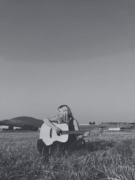 Photo Shoot Ideas With Guitar, Music Cover Photoshoot, Country Singer Photoshoot Ideas, Guitar Picture Ideas, Guitar Graduation Pictures, Photo Shoot With Guitar, Senior Picture Guitar, Country Music Photoshoot, Country Singer Photoshoot