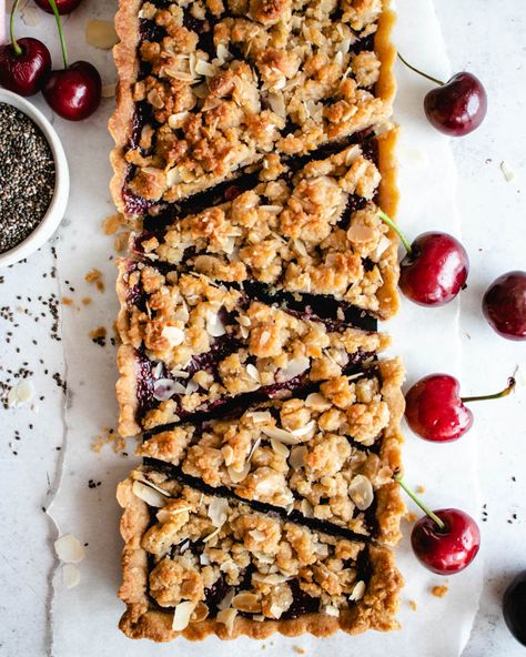 Cherry Almond Tart, Vegan Cherry Recipes, Healthy Cherry Recipes, Tart Cherry Recipes, Cherry Tart Recipe, Cherry Dessert Recipes, Tart Cherries Recipes, Crumble Tart, Cherry Recipes Dessert