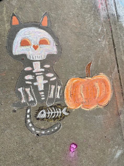 Halloween Side Walk Chalk Art, Scary Chalk Art, Halloween Sidewalk Chalk, Halloween Chalk Ideas, Fall Chalk Art, Halloween Chalk Art, Skeleton Drawing Easy, Halloween Chalkboard Art, Fun Chalk Art