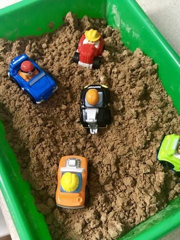 DIY Indoor Play Dirt for Preschoolers Play Dirt Recipe, Edible Dirt Sensory, Fake Dirt Sensory Bin, Edible Dirt, Dirt Recipe, Easy Kid Activities, Cheap Groceries, Montessori Toddler Activities, Sensory Bin