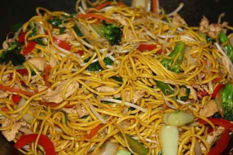 Guyanese Recipes, Trinidad Recipes, Chicken Lo Mein, Carribean Food, Chow Mein Recipe, Trini Food, Lo Mein Recipes, Chicken Chow Mein, Lo Mein