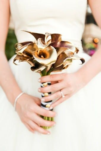 Black Wedding Ideas, Fabric Bridal Bouquet, Gold Wedding Ceremony, Elegant Wedding Design, Kate Spade Inspired Wedding, Pink And Black Wedding, Modern Bridal Bouquets, Mums Wedding, Gold Bouquet