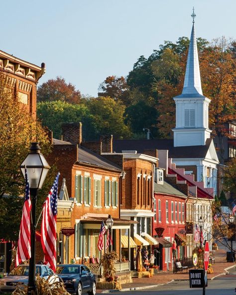 Southern Lady Magazine on Instagram: “Nestled in the mountainous northeast corner of Tennessee, Jonesborough�’s winding brick sidewalks are lined with charming shops and eateries…” Brick Sidewalk, Town Aesthetic, Small Town Life, Southern Lady, Southern Ladies, Main Street Usa, Small Town Girl, Urban Sketching, New Theme