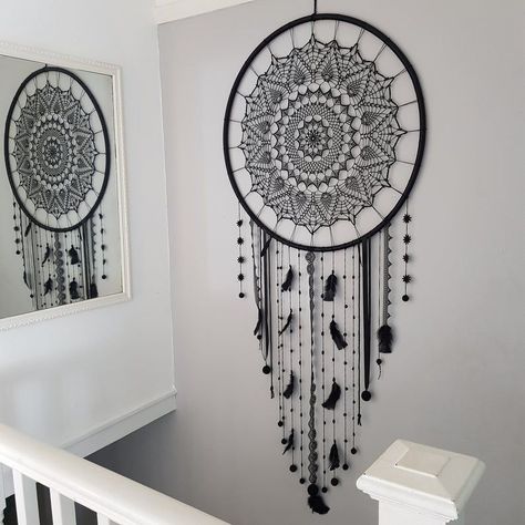 Dream Catcher Black, Giant Dream Catcher, Dreamcatcher Crochet, Dreamcatcher Diy, Atrapasueños Diy, Doily Art, Dream Catcher Patterns, Dream Catcher Decor, Crochet Wall Art