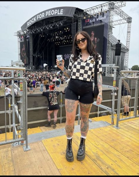 Alternative Bachelorette Outfit, Alternative Festival Outfit Plus Size, Warp Tour Outfit, Matching Festival Outfits Best Friend, Emo Band Outfits, Summer Rock Festival Outfit, Cute Bar Outfits Winter, Emo Theme Party Outfit, Soft Rock Concert Outfit