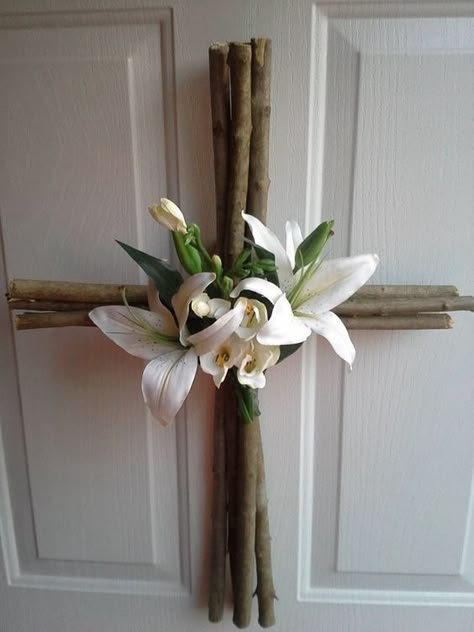 60 Easter home decor ideas straight from the desk of experts - Hike n Dip Diy – Velikonoce, Diy Osterschmuck, Diy Frühling, Easter Wreath Diy, Cross Wreath, Easter Projects, Easter Cross, Front Porches, Spring Easter Decor