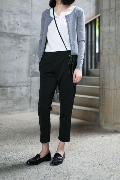 Shop this look on Lookastic:  https://lookastic.com/women/looks/cardigan-henley-shirt-tapered-pants-loafers-crossbody-bag/12360  — White Henley Shirt  — Grey Cardigan  — Black Leather Crossbody Bag  — Black Tapered Pants  — Black Leather Loafers Minimalisticky Chic, Minimal Stil, How To Wear Loafers, Minimalist Moda, Cardigan Outfit, Paris Mode, Neue Outfits, Simple Fashion, Casual Work Outfits