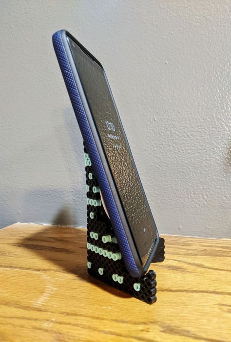 Easy To Make Perler Bead Phone Stand – Krysanthe Perler Bead Mobile, Perler Bead Functional, Perler Beads Jewelry Holder, Perler Bead Phone, Perler Headphone Holder, Perler Bead Phone Stand, Melty Bead Patterns, Melty Beads, Cell Phone Holder