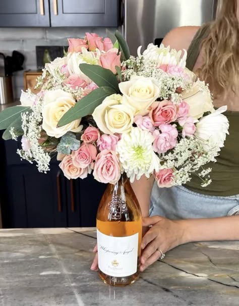 Flower Arrangements With Balloons, Champagne Floral Arrangements, Champagne Bottle Bouquet, Bottle Flower Arrangements, Wine Bouquet, Wine Gift Box Ideas, Wine Bottle Flowers, Florist Ideas, Champagne Box