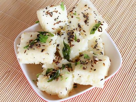 Instant Rava Dhokla Suji Recipe, Khaman Dhokla, Gujarati Cuisine, Gujarati Snacks, Dhokla Recipe, Recipe Steps, Samosa, Indian Cooking, Special Recipes