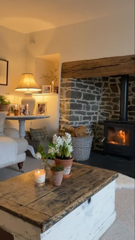 Small Rustic House, Cottage House Interior, Country Style Living Room, Country Cottage Interiors, Snug Room, Casa Country, Country House Interior, Cottage Living Room, Cottage Living Rooms