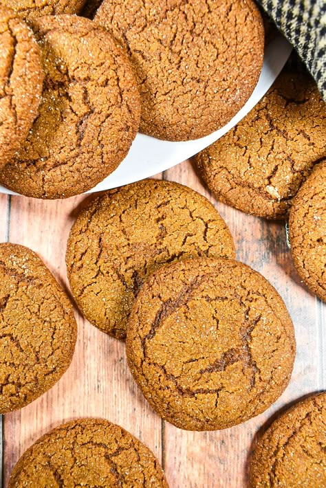 An easy-to-make ginger snap recipe. These homemade ginger biscuits (a.k.a. ginger snap cookies, ginger nuts, or gingersnaps!) are the best ginger snaps for pie crusts, cookie platters, or dunking in a cup of hot tea or coffee. Sourdough Ginger Snaps, Candied Ginger Cookies, Ginger Snap Pie Crust, Ginger Snap Recipe, Christmas Baby Shower Food, Baking With Children, Ginger Snap Cookies Recipe, Ginger Snaps Recipe, Soft Ginger Cookies